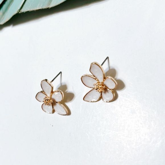 White flower stud earrings S38 - Picture 3 of 4
